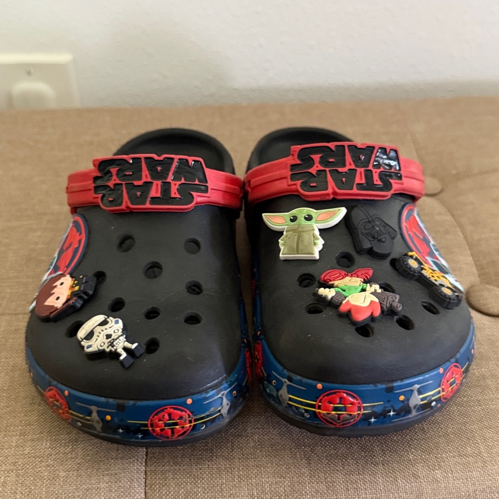 CROCS Kids Black & Red Star Wars Clog Sandals with Character Jibbitz size 2 - Picture 5 of 8